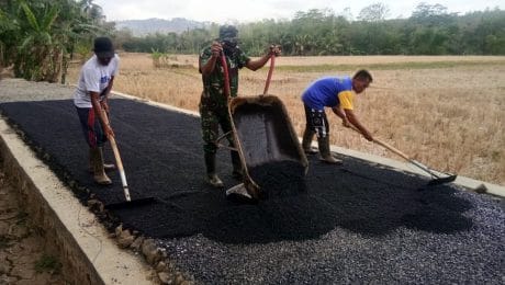 Satgas TMMD 106 Kodim Cilacap Kerjakan Pengaspalan