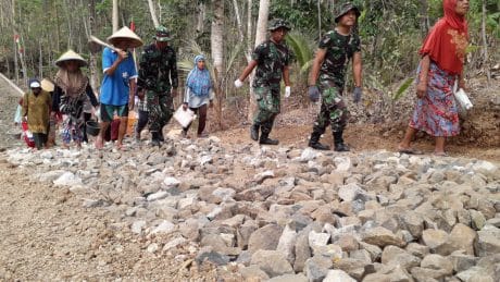 Semangat Satgas TMMD Bersama Warga Berangkat Menuju Sasaran Lokasi TMMD
