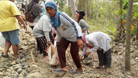Wanita Tangguh, Rela Bantu Program TMMD 106 Kodim Cilacap Demi Kemajuan Desanya