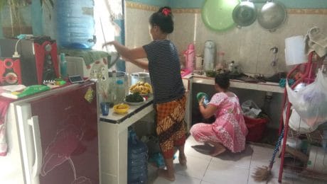 Sukseskan TMMD 106, Ibu – Ibu Desa Cilibang Masak Untuk Satgas