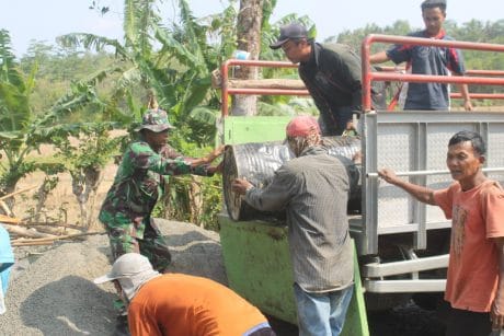 TNI – Warga Gotong Royong Aspal Jalan Desa