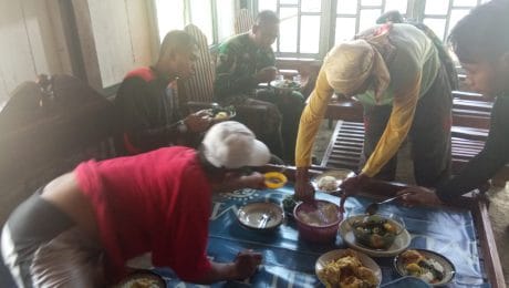Nikmatnya Makan Siang Bersama di TMMD 106 Kodim Cilacap