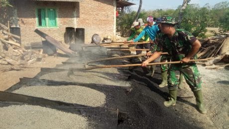 Anggota TNI Mahir Goreng Aspal Pada Tmmd 106 Kodim Cilacap
