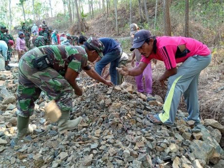 Bukti Nyata, Kekompakan Satgas TMMD Bersama Masyarakat