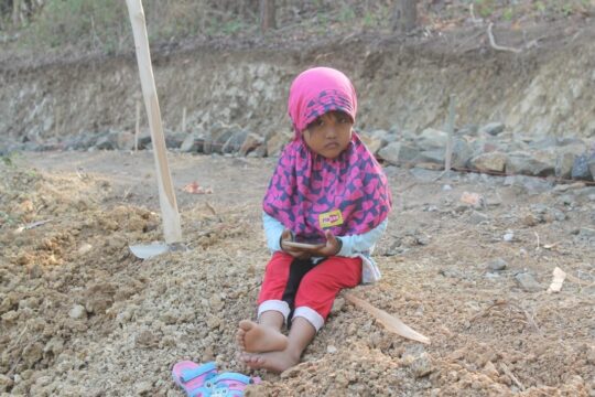 Bayi 3 Tahun Temani Ayahnya Kerja Bakti TMMD 106 Kodim Cilacap