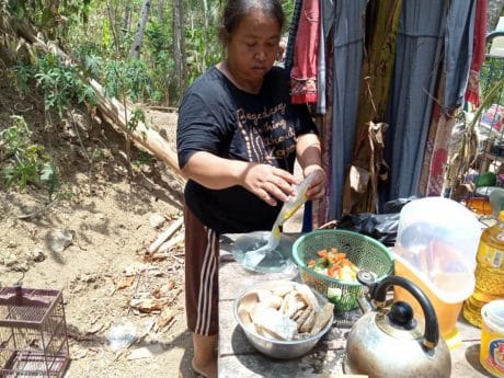 Rumah Dibongkar, Suliem Rela Masak di Luar Demi Impiannya