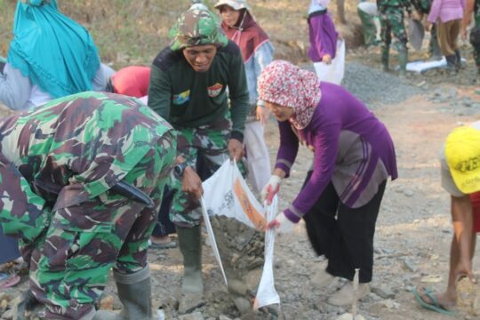 Penuh Ikhlas Ibu – Ibu Turun Membatu TMMD