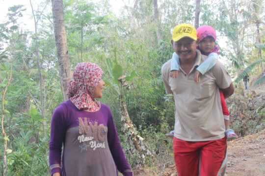 Satu Keluarga Sumbangkan Tenaga Demi Sukses TMMD 106 Kodim Cilacap