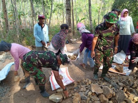 Jelang Sore Hari, Semangat Kerja Warga Dan Satgas TMMD 106 Kodim Cilacap Masih Tinggi