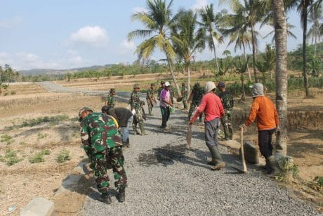 Siap Digilas Dengan Alat Berat, Warga Bersama Satgas TMMD Meratakan Batu Seplit