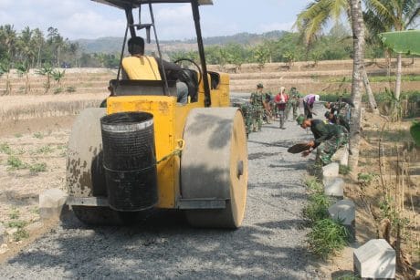 Satgas TMMD dan warga Gelar Batu Seplit, Wales Siap Dijalankan