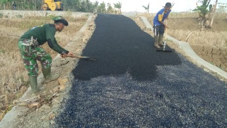 Aspal Langsung Digelar TNI – Warga Di  Lokasi TMMD 106 Kodim Cilacap