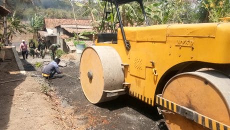 Terjunkan Alat Berat, TNI Bangun Jalan