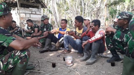 Canda dan Tawa Satgas TMMD Bersama Warga Saat Istirahat