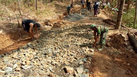 Teknisi TMMD Reguler 106 Kejar Target Ukur Lebar Jalan