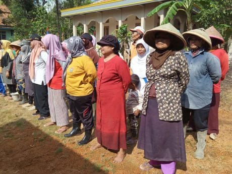 Emak – Emak Desa Cilibang Juga Kebagian Tugas TMMD