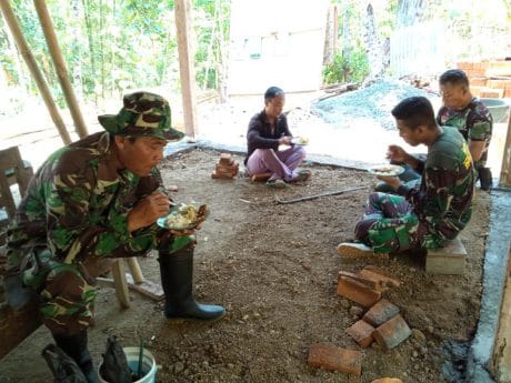 Suripto Siapkan Makan Buat Satgas TMMD