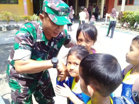 Satgas TMMD ke – 106 Kodim Cilacap Menjadi Idola Gadis Kecil