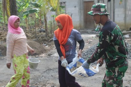 Kebersamaan Satgas TMMD Reguler ke – 106 Kodim Cilacap Seperti Keluarga Sendiri