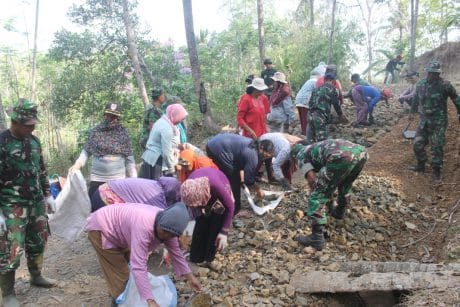 Kompak, Satgas TMMD 106 Kodim Cilacap Bersama Warga Bahu Membahu Di Lokasi TMMD