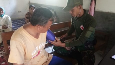 Antisipasi Penyakit Dari Musim Pancaroba, Tim Kesehatan Periksa warga desa Cilibang.