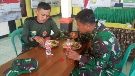 Serda Urip Ashari Dan Kopda Topik Nikmati Menu Pecel Buatan Ita.
