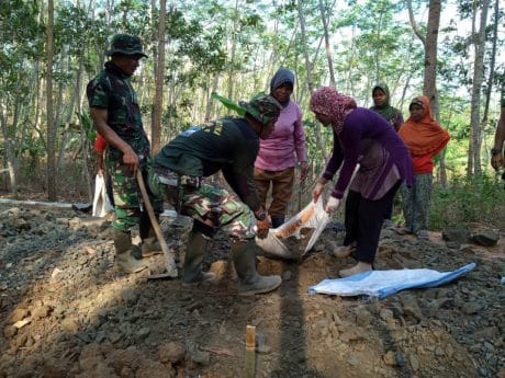 Ibu-Ibu Tak Sungkan Kerja Bakti Bersama Anggota TNI Dalam TMMD 106 Kodim Cilacap