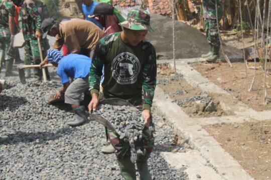 Tak Kenal Panas, Kemanunggalan TNI – Rakyat Terbukti Ampuh Dalam Pelaksanaan TMMD 106 Kodim Cilacap