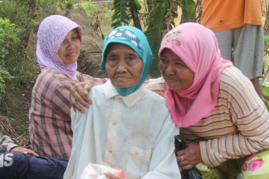 Nenek Sepuh pun Bantu TNI Dalam TMMD 106 Kodim Cilacap