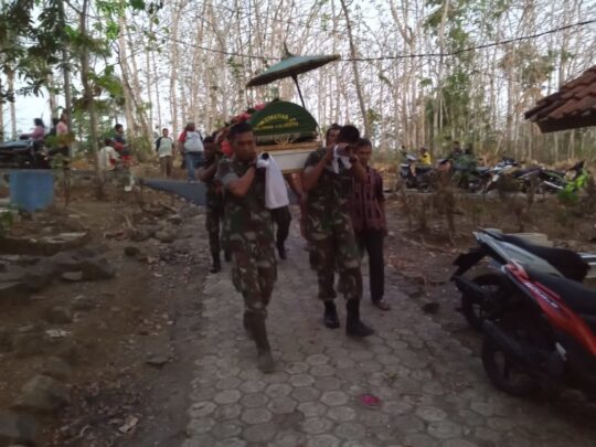 Kerja Bakti TMMD Berhenti Sejenak, Anggota TNI Melayat dan Ikut Antar Jenazah Warga