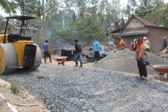 Kadus Saminah Turun Langsung Ke Lokasi Sasaran Kegiatan TMMD 106 Kodim Cilacap