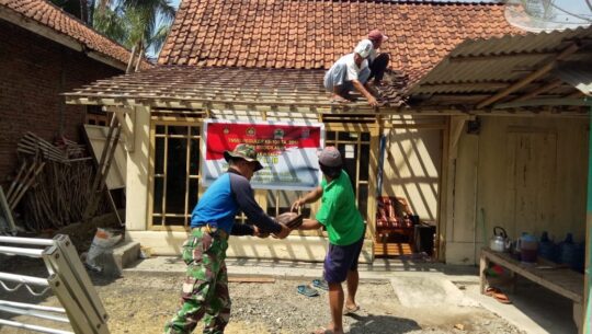 TMMD 106 Kodim 0703 Cilacap Juga Rehab Rumah Bakul Cilok Kelilingan