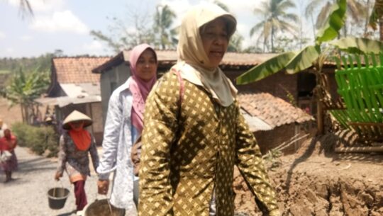 Jelang Sore, Mbah Lasiwen Kembali Ke Rumah Usai Kerja Bakti TMMD 106 Kodim 0703 Cilacap