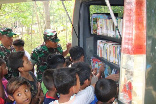 Anak-Anak Serbu Mobil Perpustakaan Kodim 0703 Cilacap
