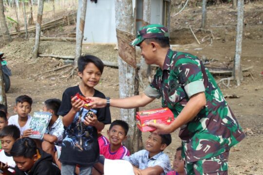 Serka Yatiman: “Ini Coklat Untuk Kalian yang Bisa Menjawab Pertanyaan”