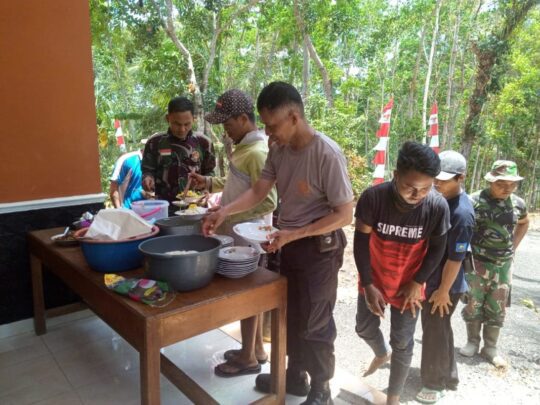 Tercipta Kedekatan Polisi dan TNI Sengkuyung Sukseskan TMMD 106 Kodim Cilacap
