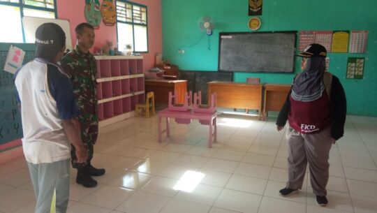 Kapten inf Agus Wantoro Pasiter Kodim 0703 Cilacap Tinjau Ruangan Paud Hidayah, Dalam Pemberian Materi Wasbang
