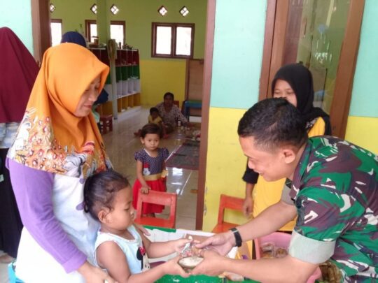 Saat Cek Kesehatan Balita pun, TNI Datang Bagikan Snack ke Balita di Lokasi TMMD 106 Kodim 0703 Cilacap