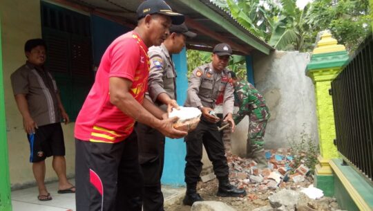Satgas TMMD Bersihkan Puing Tempat Wudlu, Wujud Kepedulian Jaga Tempat Ibadah