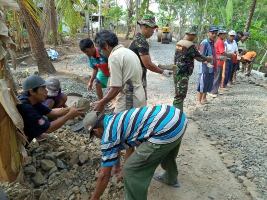TNI – Warga Sinergi, Aspal Jalan 450 M, Bakal Lebih Mudah pada TMMD 106 Kodim 0703 Cilacap
