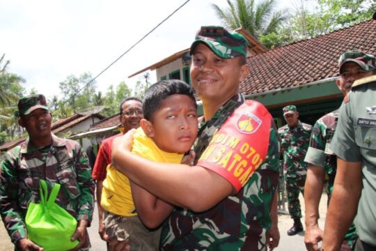 Terharu, Dansatgas Kodim 0703 Cilacap Saat Melihat Anak Distabilitas Menyambutnya
