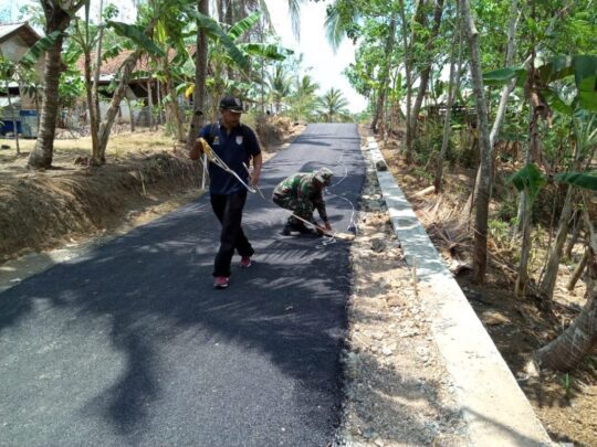 Satgas TMMD dan Kasi Pembangunan, Cek Ulang Kondisi Jalan Aspal TMMD 106 Kodim Cilacap