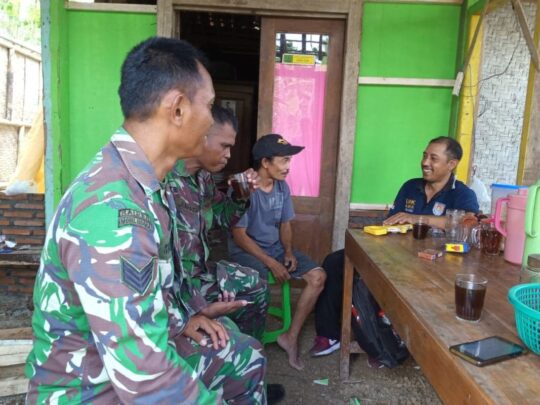 Istarahat Ngopi Bareng Ala Satgas TMMD di Rumah Warga Desa