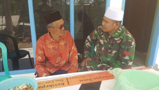 SEMANGAT BABINSA KEDUNGSALAM DUKUNG TMMD 106 DENGAN KOMSOS BERSAMA WARGA