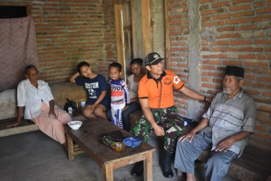 Timkes TMMD Datangi Warga Desa Kedungsalam Melaksanakan Pemeriksaan Kesehatan