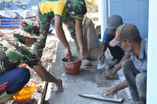SATGAS TMMD KODIM 0818 BERPACU DENGAN WAKTU SELESAIKAN MCK UMUM