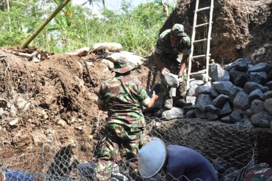 Pemasangan Kawat bronjongan di kali dusun Sumber Sih