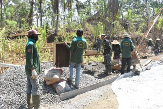TERIK MATAHARI MENEMANI PENGERJAAN RABAT JALAN