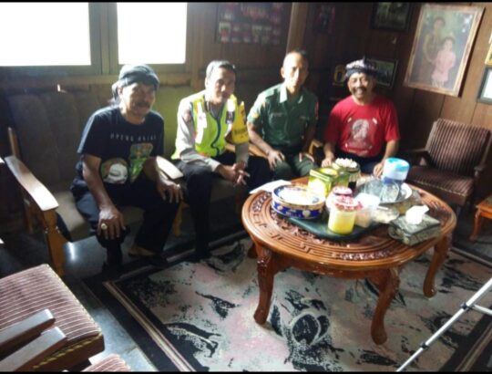 Anggota Satgas TMMD Reg ke-106 Komsos dengan masyarakat