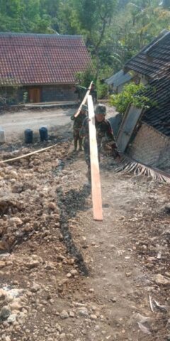 ANGGOTA SATGAS TMMD KODIM 0818 KAB. MALANG MENDISTRIBUSIKAN MATRIAL KAYU KE SASARAN